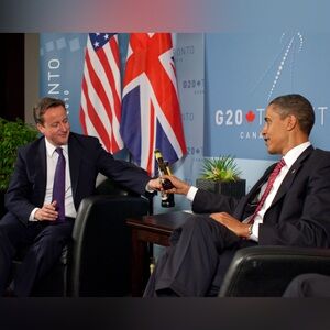 8x10 Barack Obama & British Prime Minister Trade Beer To Settle Bet Photo